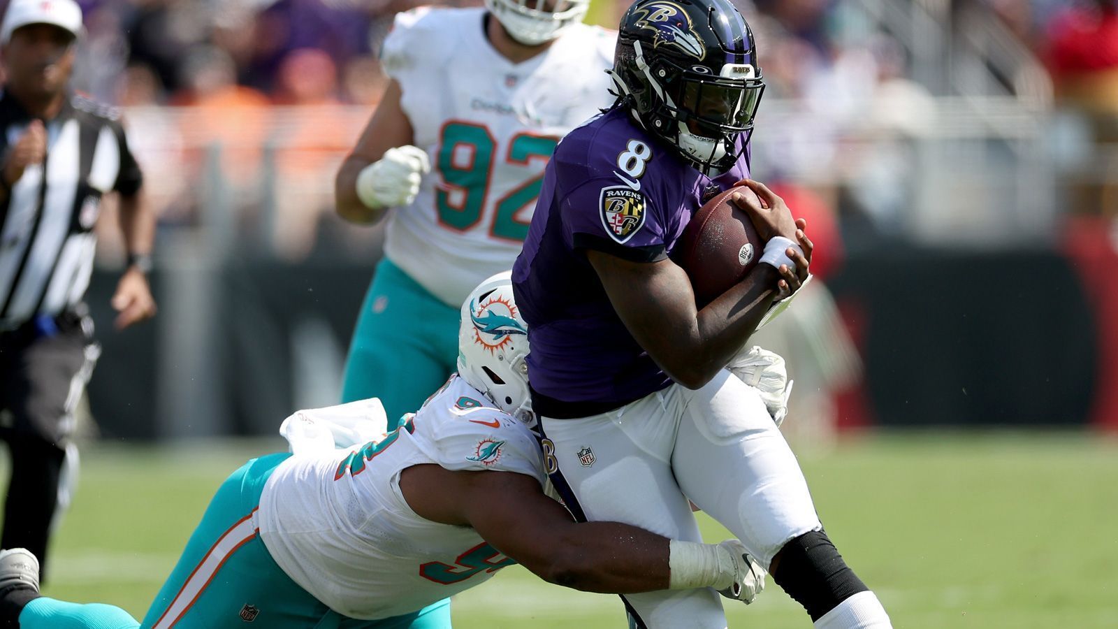 
                <strong>Week 2: Lamar Jackson (Baltimore Ravens)</strong><br>
                Lamar Jackson hat bei der 38:42-Niederlage seiner Baltimore Ravens gegen die Miami Dolphins am Sonntag einen persönlichen und einen NFL-Rekord gebrochen. Der Dual-Threat-Quarterback lief über 79 Yards zum Touchdown, ein so langer Rushing-TD war ihm zuvor noch nie gelungen. Gleichzeitig verbuchte er zum elften Mal in seiner Karriere ein Spiel mit mehr als 100 Rushing Yards, wodurch er eine alte Bestmarke von Michael Vick verbesserte. Vick brauchte allerdings 13 Spielzeiten in der NFL, um es auf zehn Spiele mit mehr als 100 Rushing Yards zu bringen. Der 25 Jahre alte Jackson hat für seine Bestmarke nur vier Spielzeiten und zwei weitere Spiele in seiner fünften Saison in der NFL gebraucht. Der Rekord dürfte in den nächsten Jahren also noch ausgebaut werden.
              