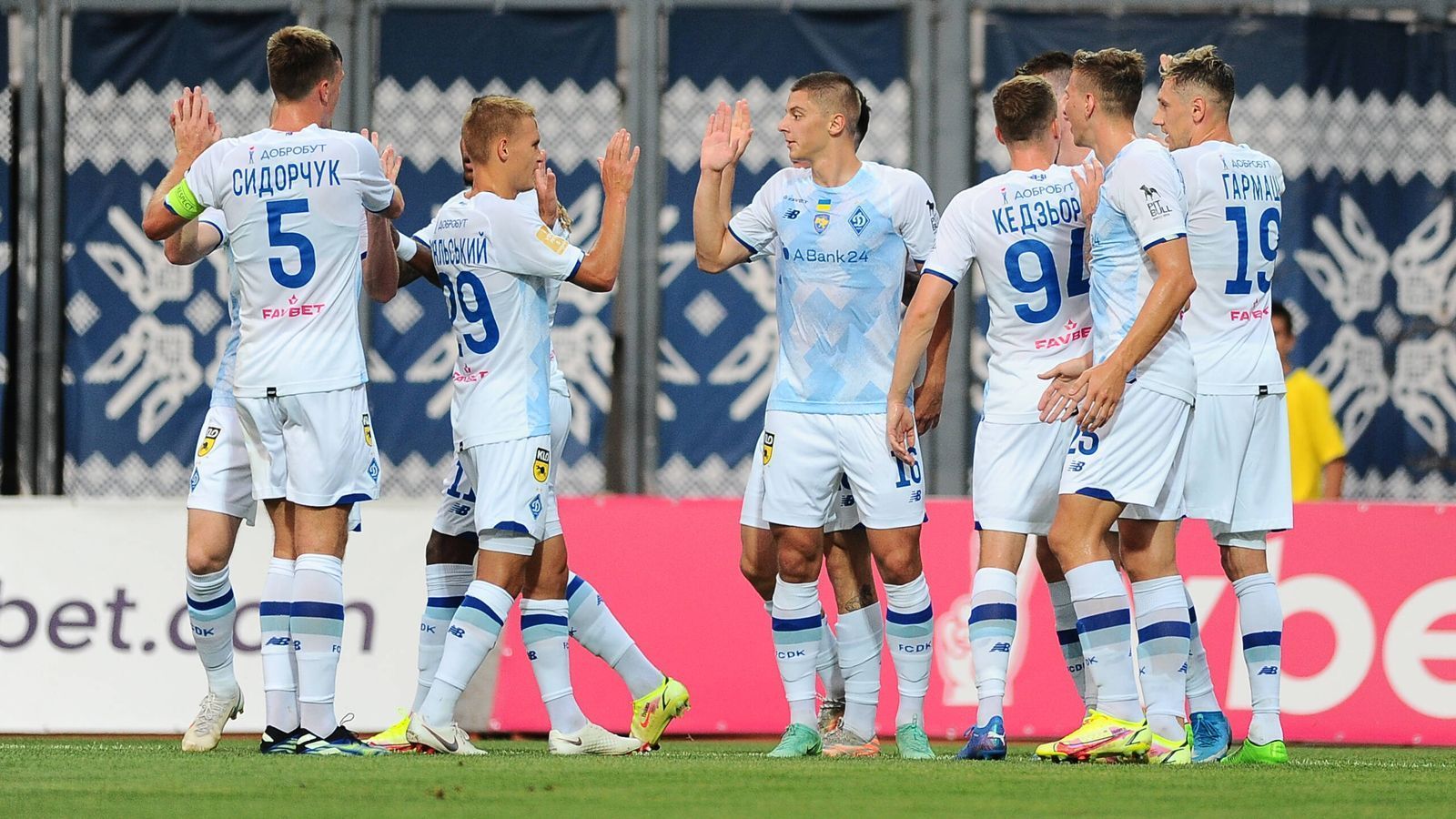 
                <strong>Dynamo Kiew (Ukraine)</strong><br>
                Erstmals seit 2016 konnte sich Dynamo Kiew in der ukrainischen Liga wieder gegen den Dauerrivalen Schachtjor Donetsk durchsetzen und sich den Meistertitel schnappen. Dieser Erfolg wird auch mit dem direkten Einzug in die Champions-League-Gruppenphase belohnt. 
              
