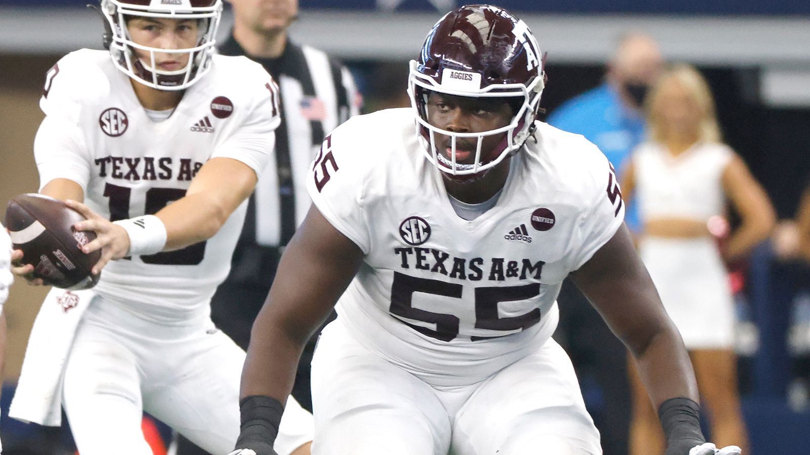 
                <strong>Kenyon Green (Texas A&M)</strong><br>
                Kenyon Green ist ein variabel einsetzbarer Offensive Liner, der in seiner Zeit am College auf jeder (!) Position in der O-Line mindestens einen Snap gespielt hat. Fairerweise muss man anmerken, dass er als Center wirklich auch nur einen einzigen Snap gespielt hat. Aber Teams können sich aussuchen, ob sie ihn als Guard oder Tackle entwickeln wollen. Green ist ein groß gewachsener, breit gebauter O-Liner mit viel Schmackes in seinem Spiel. 
              