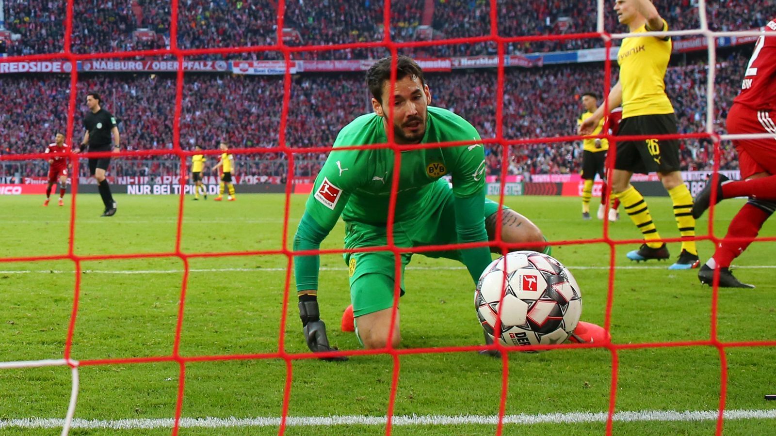 
                <strong>Roman Bürki (BVB)</strong><br>
                Kommt vor dem 0:2 durch Lewandowski sehr früh aus dem eigenen Kasten und kann den Polen nicht am Passieren hindern (17.). Kurz darauf mit starker Parade im erneuten Duell mit dem Bayern-Stürmer (19.). Ebenfalls mit gutem Reflex gegen Hummels Kopfball (31.). Hält den BVB lange im Alleingang im Spiel. Stark gegen den Volley von Müller, dann aber chancenlos gegen den Strahl von Martinez zum 3:0 (40.). Einziger Dortmunder, der dem Münchner Sturmlauf im ersten Durchgang Paroli bietet. Im zweiten Durchgang weitgehend beschäftigungslos. ran-Note: 3
              