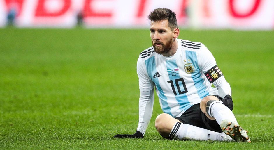 
                <strong>Lionel Messi</strong><br>
                Lionel Messi (Argentinien)Im Vereinsfußball hat Lionel Messi alles gewonnen, was es zu gewinnen gibt. Mit dem FC Barcelona wurde der 30-Jährige u.a. viermal Champions League-Sieger und achtmal spanischer Meister. Zwischen 2009 und 2015 war er zudem fünfmal Weltfußballer des Jahres. Aber mit der argentinischen Nationalmannschaft gewann er weder einen WM-Titel noch die Copa America. Alle vier Finals, darunter auch das WM-Finale 2014 gegen Deutschland, gingen verloren. Deshalb stellen ihn viele Experten noch nicht auf eine Stufe mit dem argentinischen Nationalhelden Diego Maradona. 
              