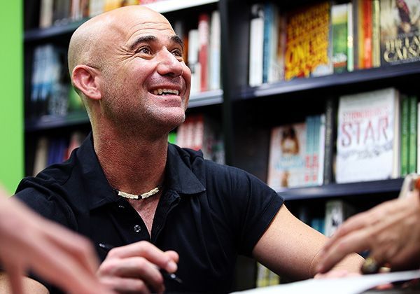 
                <strong>Andre Agassi anno 2013</strong><br>
                Im Jahre 2006 beendete Agassi seine Profi-Karriere als Tennisspieler. Seinen Schläger tauschte er gegen einen Füller, mit dem er kürzlich seine Autobiographie "Open: Das Selbstportrait" schrieb.
              