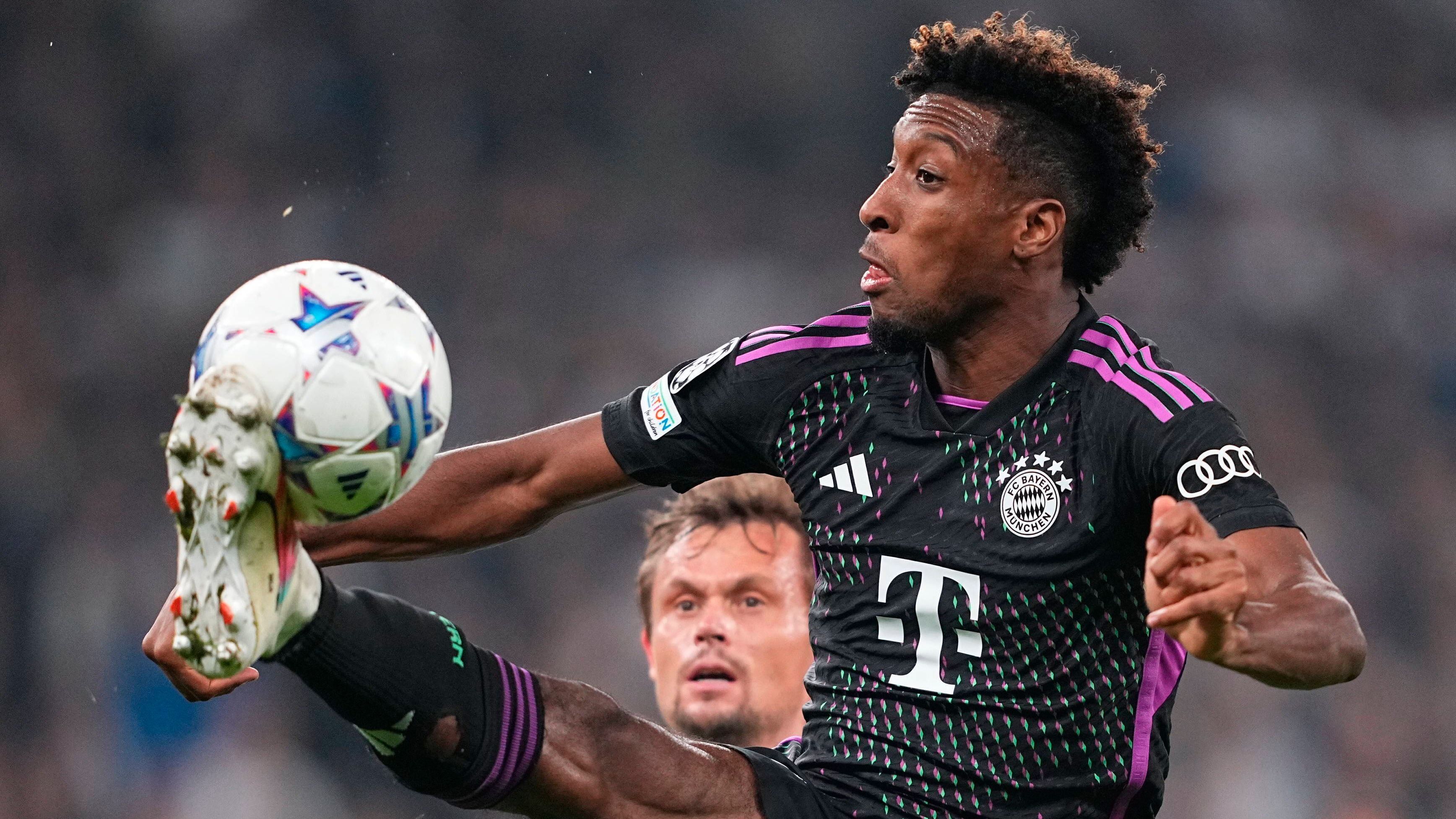 <strong>Kingsley Coman</strong><br>Bekommt früh einen Schlag ab und humpelt einige Minuten durch die gegnerische Hälfte. Erneut ohne echte Durchschlagskraft und positiven Einfluss auf das Spiel der Bayern. Kein Torschuss. Könnte sich bald wieder regelmäßig auf der Bank wiederfinden. <em><strong>ran</strong></em><strong>-Note: 5</strong>