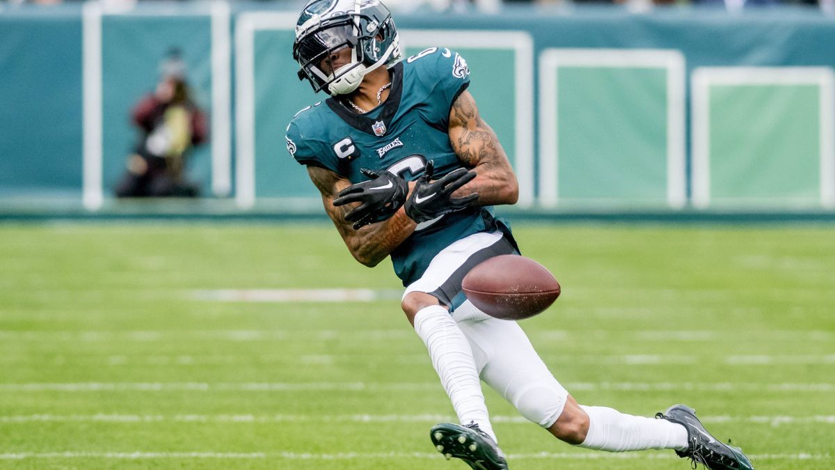 December 31, 2023, Philadelphia, PA, USA: Philadelphia Eagles wide receiver DeVonta Smith (6) lets a long first down reception slip through his hands during the NFL, American Football Herren, USA f...