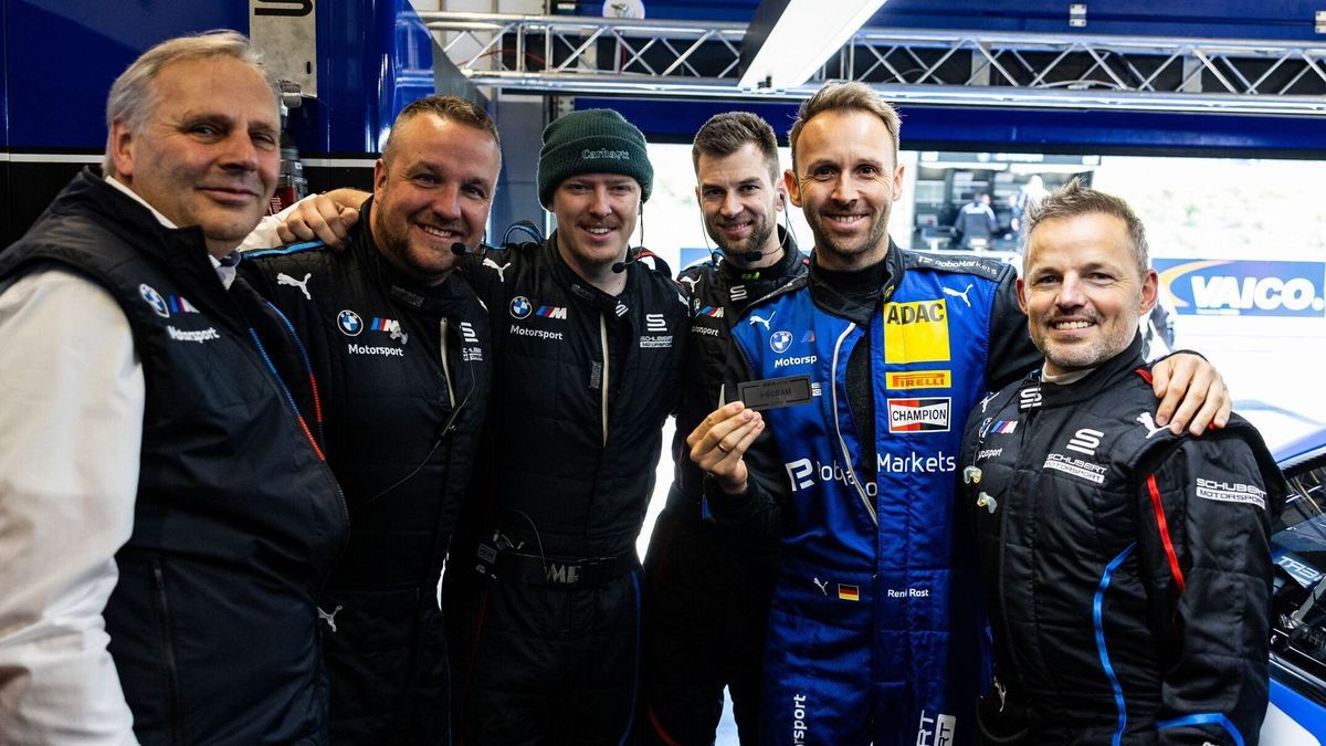 Rene Rast mit der Plakette, Vater Rüdiger (ganz links) und seiner Schubert-Crew
