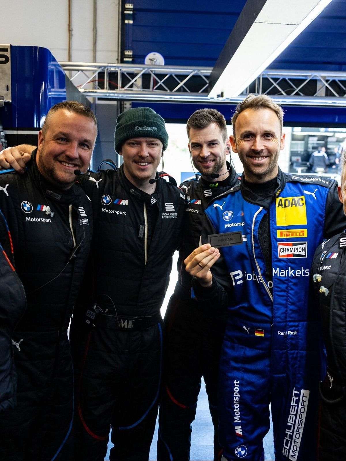 Rene Rast mit der Plakette, Vater Rüdiger (ganz links) und seiner Schubert-Crew