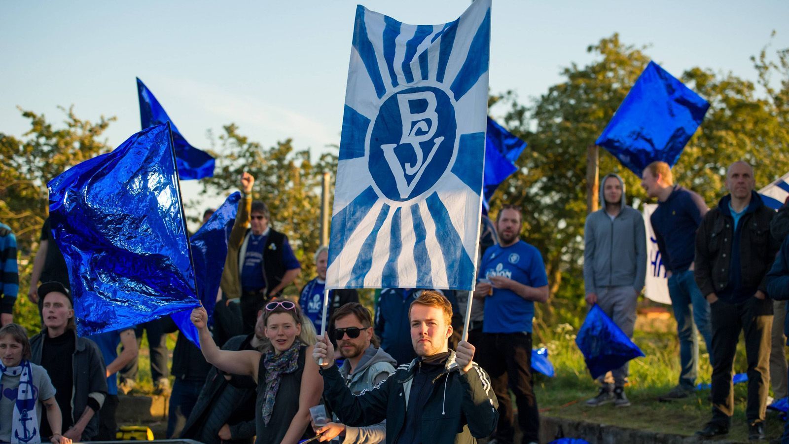 
                <strong>Bremer SV: Oberligist muss auf die Bayern warten  </strong><br>
                Der Bremer SV wäre ein weiterer Oberligist, der an diesem Wochenende im DFB-Pokal zum Einsatz gekommen wäre. Das Spiel gegen den FC Bayern München musste aufgrund von Corona-Infektionen im Team der Hanseaten allerdings verschoben werden und soll nun am 25. August im Weserstadion nachgeholt werden.
              
