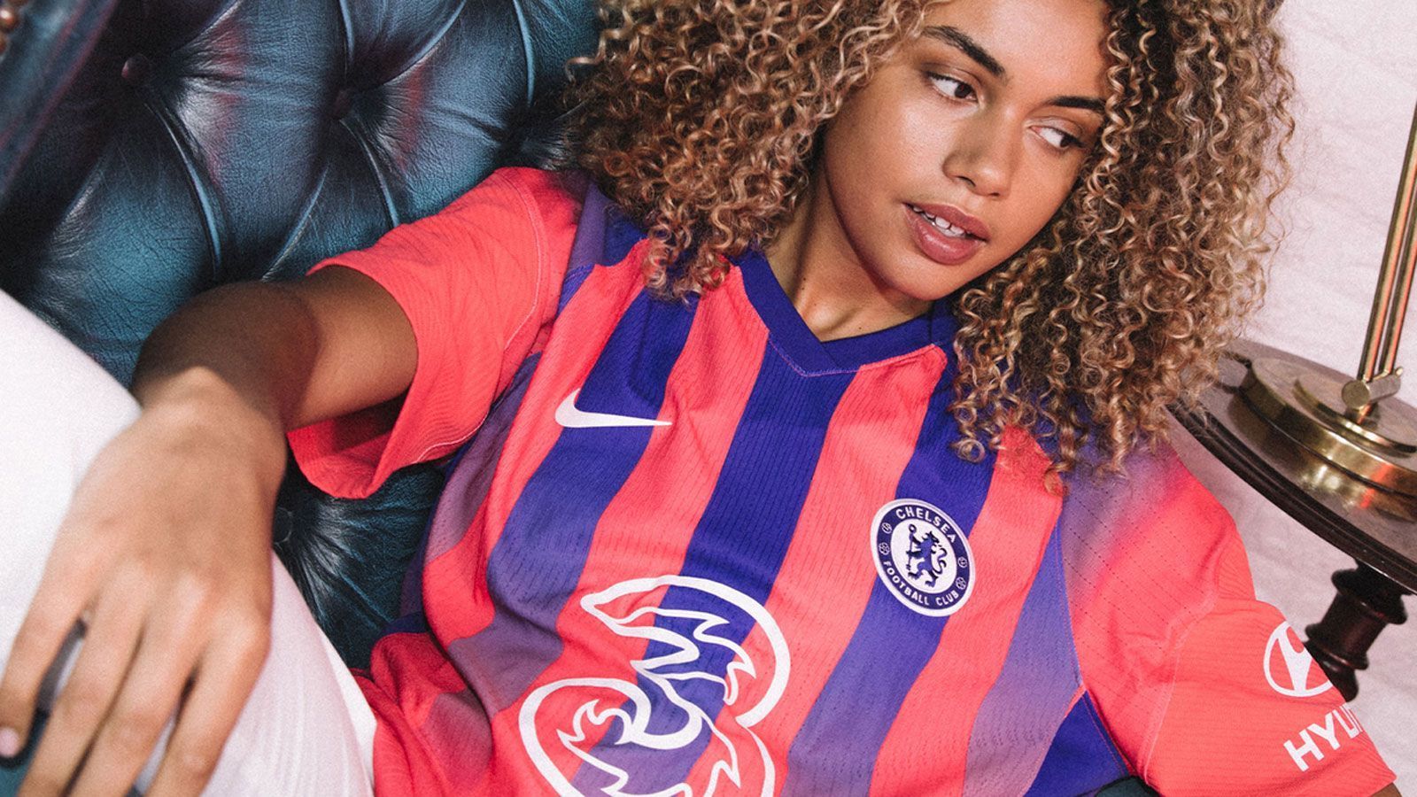 
                <strong>FC Chelsea (drittes Trikot)</strong><br>
                Der FC Chelsea rüstet in der Coronakrise auf wie kein anderer Klub. In Sachen drittes Trikot machen die "Blues" aber einen Sprung in die Zeiten vor Mäzen Roman Abramowitsch. Das mit roten und blauen Streifen versehene Jersey, das an die Kluft von Stadtrivale Crystal Palace erinnert, sei eine Reminiszenz an die 1990er Jahre. Der Slogan zum Dress lautet: "Ein unbezähmbarer Stolz. Zusammen stärker."
              