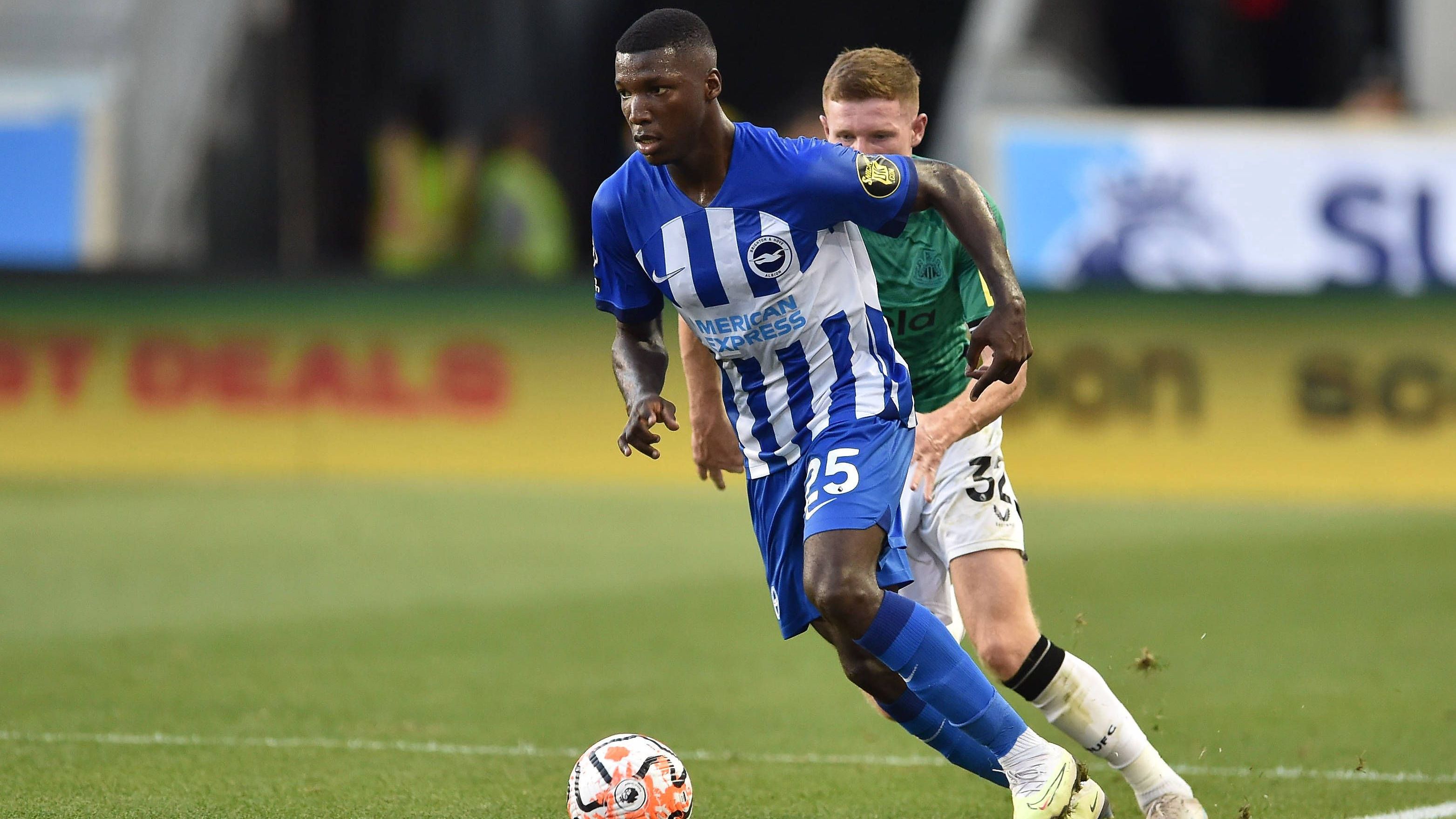 <strong>Moises Caicedo (FC Chelsea)</strong><br>Chelsea hat einen Rekord-Transfer getätigt. Die Londoner gaben die Verpflichtung von Moises Caicedo von Brighton bekannt. Medienberichten zufolge soll der Ecuadorianer 133 Millionen Euro Ablöse kosten, was einen neuen Premier-League-Rekord bedeutet. Der 21 Jahre alte Mittelfeldspieler unterschrieb bei Chelsea einen Vertrag bis 2031.