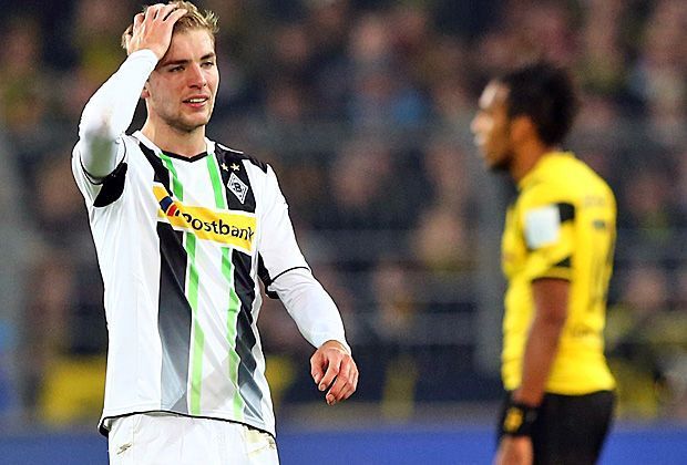 
                <strong>Pechvogel Kramer schießt das "Eigentor des Jahres"</strong><br>
                Er kann es selbst kaum fassen: Christoph Kramer erlaubt sich im Spiel gegen Borussia Dortmund einen kapitalen Aussetzer und sorgt damit wohl für das "Eigentor des Jahres". In der 58. Minute nimmt das Unheil seinen Lauf ...
              