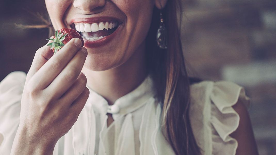 Gesunde weiße Zähne – in unserem Beauty-Artikel verraten wir euch unsere DIY-Tipps zum Zähne bleachen!