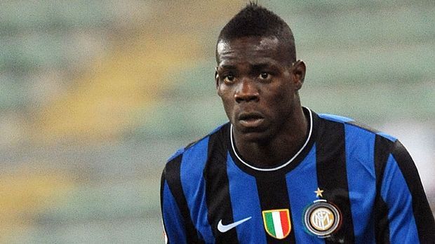 
                <strong>Mario Balotelli (2010)</strong><br>
                2010: Mario Balotelli. Der 25-Jährige darf sich bereits englischer und italienischer Meister nennen. Mit Inter Mailand gewann er den Meistertitel von 2008 bis 2010 drei Mal hintereinander. Bis 2014 spielte Balotelli in der italienischen Nationalmannschaft. Aktuell ist der Stürmer vom FC Liverpool an den AC Mailand ausgeliehen.
              