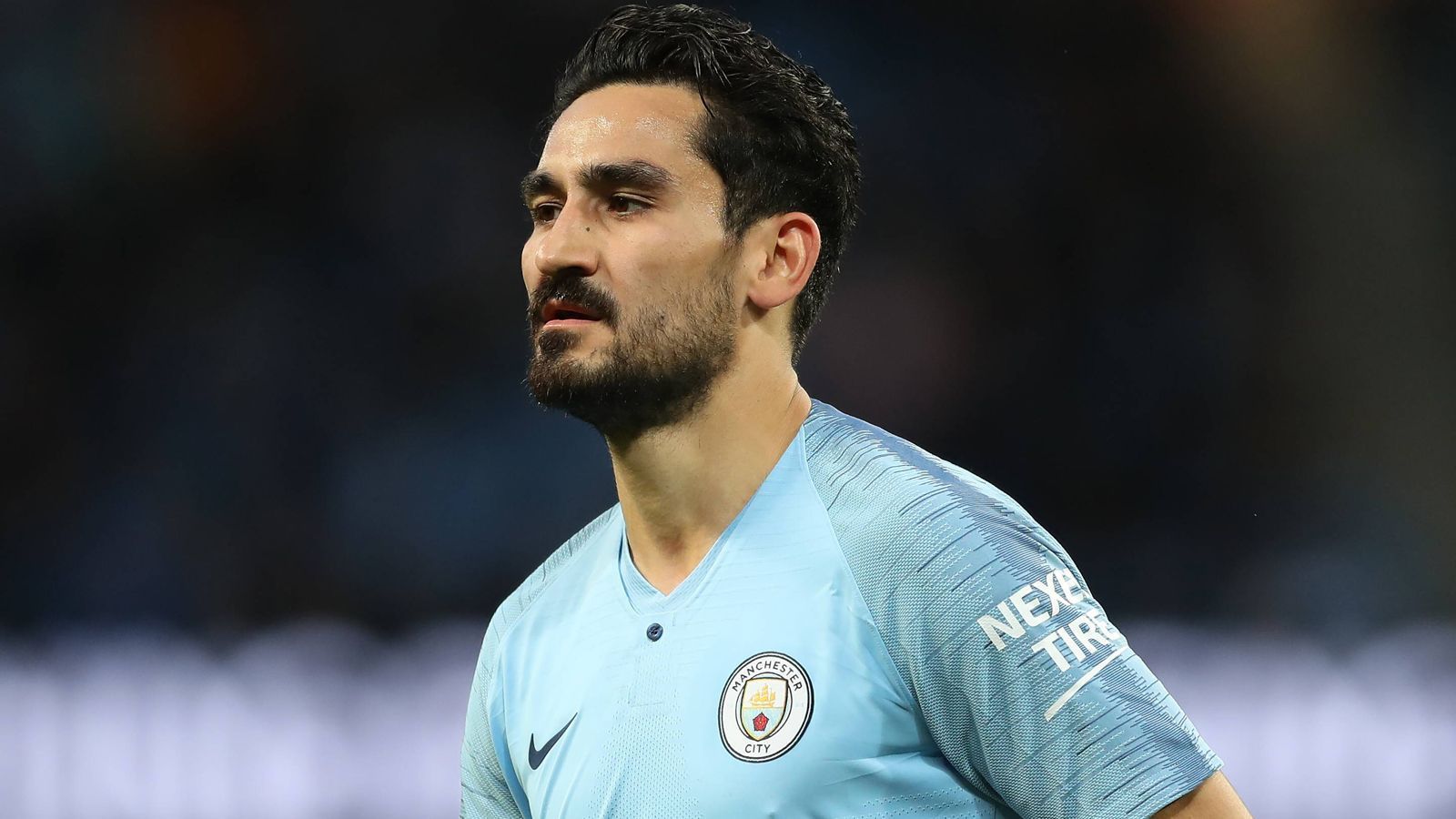 
                <strong>Ilkay Gündogan (Manchester City)</strong><br>
                Zwei Vereine kassierten im Sommer 2016 mit. Für den Wechsel des Nationalspielers von Borussia Dortmund zu Manchester City bekommen der SV Heßler 06 (12. bis 14. Lebensjahr) 135.000 Euro, der SSV Buer 67.500 Euro, weil Gündogan dort im Alter von 14 und 15 Jahren kickte.
              