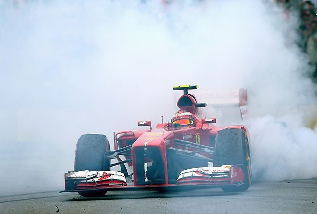 
                <strong>Nachahmer</strong><br>
                Felipe Massa lässt sich nicht lumpen und lässt bei seinem Heimrennen ebenfalls die Reifen qualmen. In seinem letzten Rennen für Ferrari landet der Brasilianer am Ende auf Rang sieben
              