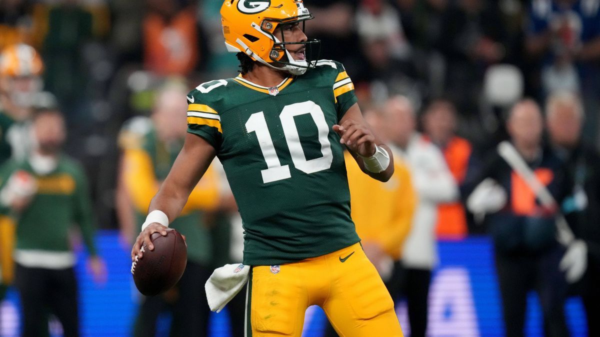 NFL, American Football Herren, USA Green Bay Packers at Philadelphia Eagles Sep 6, 2024; Sao Paulo, BRA; Green Bay Packers quarterback Jordan Love (10) drops to throw during the second half against...