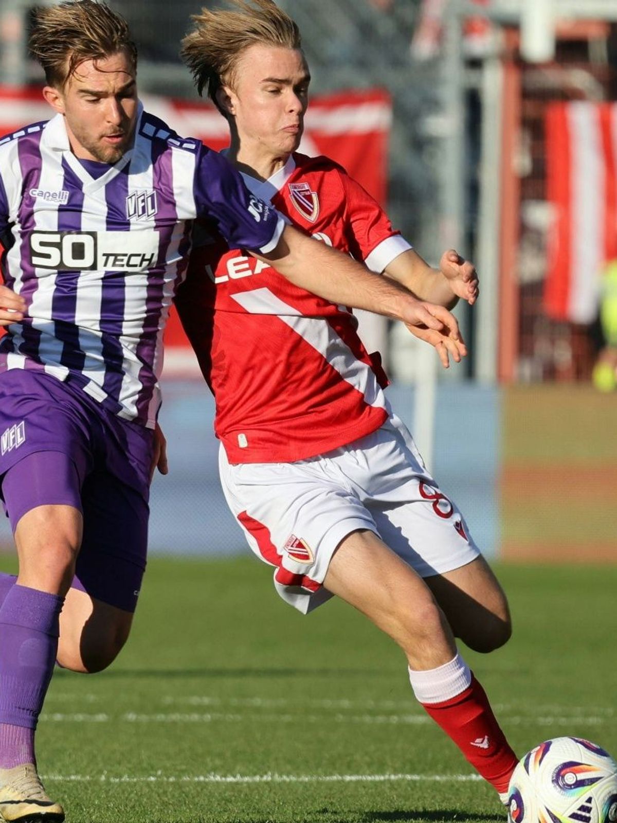 Zweikampf im Spitzenspiel in Cottbus