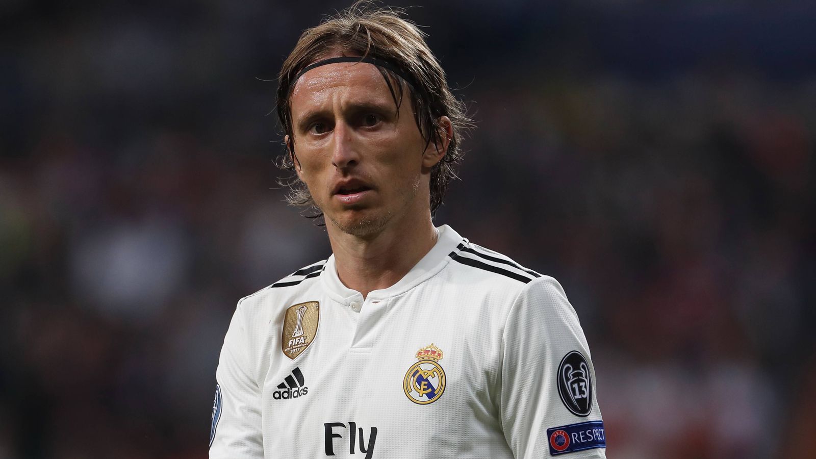 
                <strong>Luka Modric (Real Madrid)</strong><br>
                "Football Leaks" veröffentlicht das Gehalt, die Ausstiegsklausel und die Ablösesumme von Luka Modric. Wie bereits vermutet, soll Modric 2012 eine Ablösesumme von 30 Millionen Euro gekostet haben. Damals wechselte er von Tottenham Hotspur zu Real Madrid. Demnach besitzt der Kroate wohl eine Ausstiegsklausel von rund 500 Millionen Euro. Pikant: Modric scheint deutlich weniger als andere Real-Stars zu verdienen. So beinhaltet ...
              