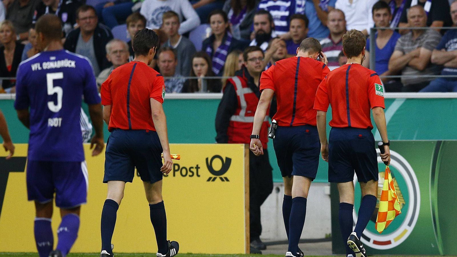 
                <strong>DFB-Pokal: VfL Osnabrück vs. RB Leipzig (2015)</strong><br>
                Beim Stand von 1:0 für Osnabrück entschied Schiedsrichter Martin Petersen in der 70. Minute auf Ecke für Leipzig. Sehr zum Unmut einiger Fans. Aus der Ostkurve flog ein Feuerzeug in Richtung Spielfeld und traf den Unparteiischen am Kopf. Die Partie wurde zunächst unter- und kurz darauf abgebrochen. Weil das Feuerzeug von VfL-Fans geworfen wurde, verlor der Gastgeber die Partie am grünen Tisch mit 0:2.
              