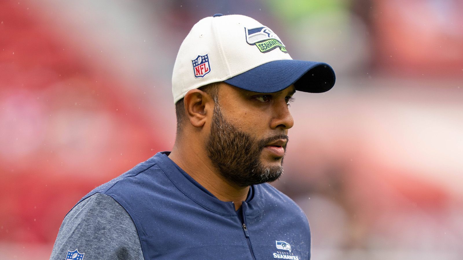 
                <strong>Sean Desai (Seattle Seahawks)</strong><br>
                Ein weiterer Kandidat, der unter Fangio gelernt hat, ist Sean Desai. In acht Saisons bei den Chicago Bears war er Defensive Quality Control Coach, Safeties Coach und Defensive Coordinator. Aktuell ist er Associate Head Coach und Defensive Assistant bei den Seattle Seahawks. 
              