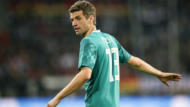 
                <strong>Thomas Müller (FC Bayern München)</strong><br>
                So unorthodox, aber so gut! Das Kuriosum Thomas Müller hat seinen Platz im WM-Kader und der deutschen Startelf in der Tasche. Nach dem Trainerwechsel bei den Münchner, blühte der 28-Jährige unter Jupp Heynckes so richtig auf, schloss die Saison 2017/18 mit 16 Assists als Bundesliga-Vorlagenkönig ab. Bei seiner dritten WM-Teilnahme jagt Müller auch den WM-Torrekord, sechs Treffer fehlen dem Weltmeister von 2014 noch zur Bestmarke. Titelverteidigung, Torrekord - mehr Motivation kann es für den Bayern-Star in Russland eigentlich nicht geben. 
              