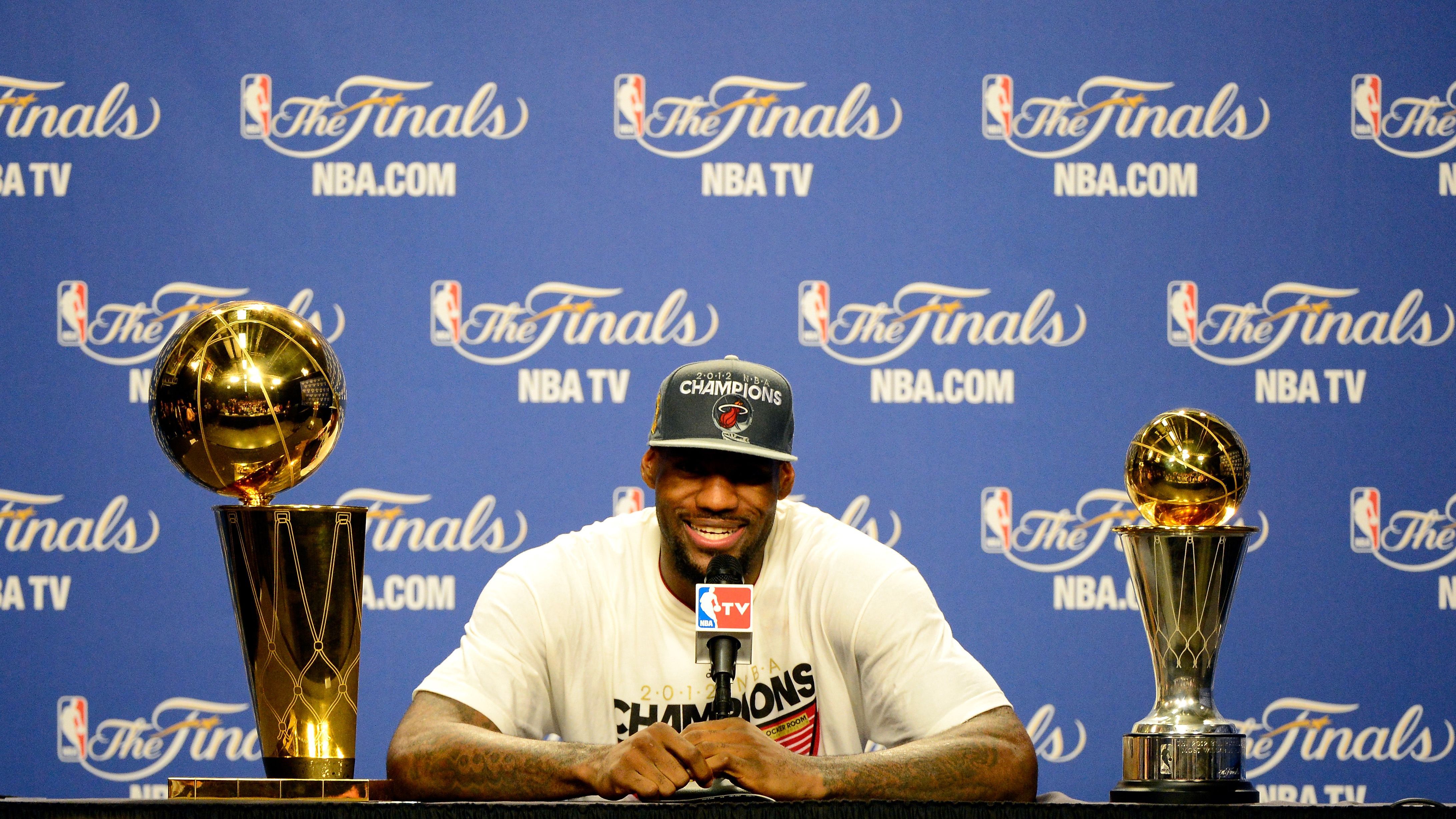 <strong>LeBron James (Miami Heat) - Finals MVP 2012</strong><br>Serie: Miami Heat vs. Oklahoma City Thunder (4-1)<br>Finals-Stats: 28,6 Punkte, 10,2 Rebounds, 7,4 Assists und 1,6 Steals in 44,0 Minuten<br>Playoff-Stats: 30,3 Punkte, 9,7 Rebounds, 5,6 Assists und 1,9 Steals in 42,7 Minuten