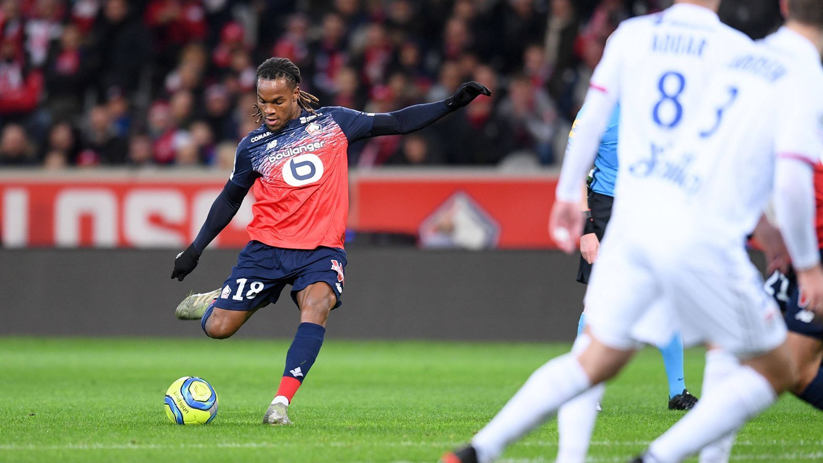 
                <strong>Renato Sanches (früher FC Bayern München, jetzt OSC Lille)</strong><br>
                Neben Osimhen schaffte auch noch der frühere Bayern-Profi Renato Sanches in Lille den Neustart seiner zuvor deutlich ins Stocken geratenen Karriere. Das einstige Wunderkind aus Portugal, das von 2016 bis 2019 in München nie über den Status eines Ergänzungsspielers hinauskam, blühte nach seinem 20-Millionen-Transfer in die Ligue 1 wieder auf. Nachdem aber schon Osimhen voraussichtlich an Neapel verkauft wird, will Lille-Präsident Gerard Lopez von einem zusätzlichen Sanches-Verkauf nichts wissen - trotz lukrativer Angebote. "Es geht um die Wettbewerbsfähigkeit und die Zusammenstellung des Teams. Beispielsweise haben wir für Renato Sanches Angebote über 70 Millionen Euro. Aber er wird nicht gehen. Wir wollen ihn weiterentwickeln", sagte Lopez bei "L'Equipe". Sanches' Vertrag in Lille läuft noch bis 2023. Als Vierter der wegen der Corona-Pandemie vorzeitig abgebrochenen Ligue-1-Saison werden Sanches und Lille nächste Saison in der Europa League am Start sein.
              