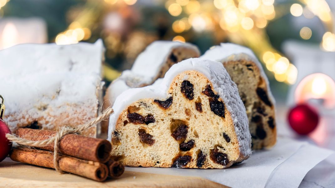 Ein Klassiker in vegan: Christstollen mit Trockenfrüchten, Rosinen, Nüssen und Marzipan.