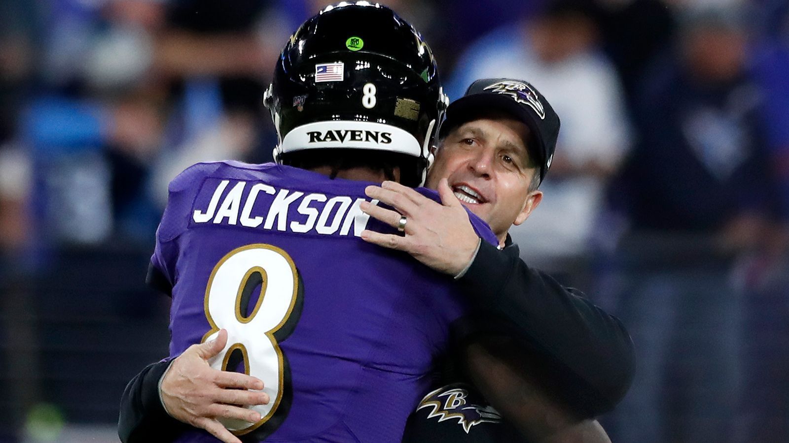 
                <strong>Baltimore Ravens</strong><br>
                Zugegeben, auf den ersten, ja sogar auf den zweiten und dritten Blick, wirken die Baltimore Ravens vielleicht nicht als Kandidat für eine Verpflichtung des 32-Jährigen. Lamar Jackson ist der unangefochtene Starter, Robert Griffin der gute Backup mit ähnlichen Fähigkeiten wie Kaepernick. Und dennoch: Die Offensive der Ravens strotze vergangene Spielzeit nur so vor Kreativität. "Kaep" wäre ein weiteres kleines Puzzlestück für eine ohnehin schon unberechenbare Offensiv-Abteilung. Und: Greg Roman, der Offensiv-Koordinator, coachte Kaepernick bereits bei den 49ers.
              