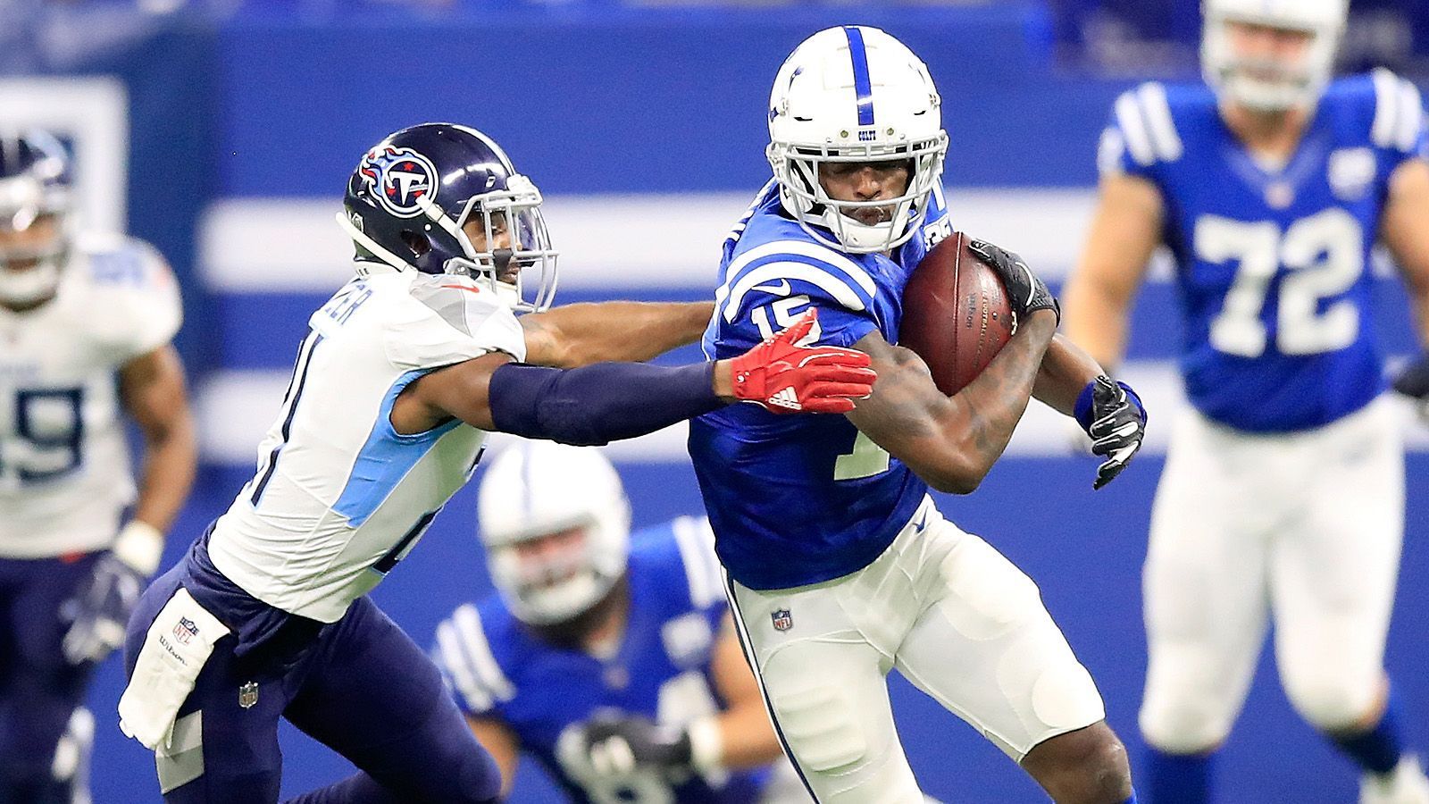 
                <strong>Tennessee Titans</strong><br>
                Aktuelle Position: 7Bilanz: 9-6Conference-Bilanz: 5-6Restprogramm: Colts (H)Einschätzung: Die Titans haben die erste Hürde gemeistert und sich in Week 16 gegen die Redskins, die noch geringe Hoffnungen auf ein Playoff-Wunder haben, keine Blöße gegeben. Mit nun vier Siegen in Folge im Rücken ist der Glaube an die eigene Stärke weiter gewachsen. Nun gibt es möglicherweise ein echtes Endspiel gegen die Colts.Möglicher Weg in die Playoffs: Die Titans gewinnen das letzte Spiel gegen die Colts (10-6). Parallel verlieren die Ravens oder die Steelers mindestens einmal. 
              