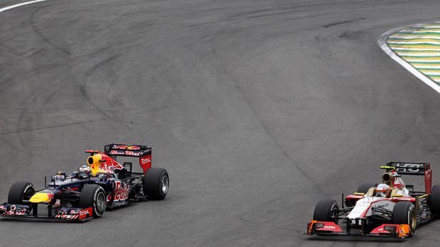 
                <strong>Die indische Gurke</strong><br>
                2012 in Malaysia kam Vettel der Inder Narain Karthikeyan beim Überrunden (!) in die Quere, eine Kollision schlitzte seinen linken Hinterreifen auf, Vettel ging leer aus. "Das ist in der Formel 1 wie im echten Leben: Es gibt ein paar Gurken, die auf der Strecke rumfahren. Das ist extrem frustrierend. Da muss man überlegen, ob Autofahren für ihn der richtige Job ist", schimpfte Vettel anschließend.
              