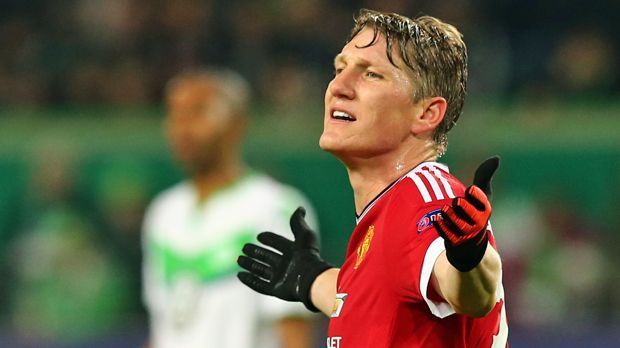 
                <strong>Manchester United - zwei Spieler</strong><br>
                Manchester United (zwei Spieler): Bastian Schweinsteiger verließ im Sommer 2015 seinen langjährigen Klub, um noch einmal eine neue Herausforderung zu suchen. Er fand sie bei Ex-Förderer Louis van Gaal in Manchester. Die neun Millionen Euro Ablöse für den Weltmeister waren aber eher Peanuts im Vergleich zu den 25 Millionen Euro, die Owen Hargreaves Verkauf an United den Bayern einige Jahre zuvor einbrachten.
              