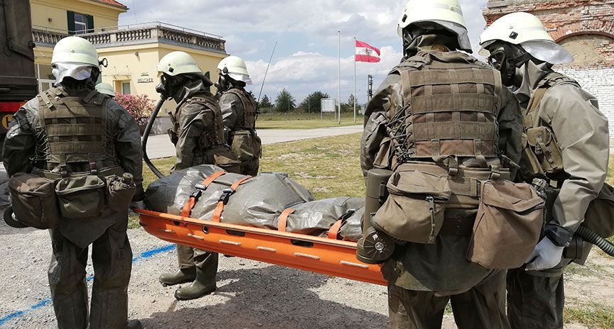 Die ABC-Abwehrtruppe besteht aus dem Kommando ABC-Abwehr und der ABCAbwehrschule sowie drei ABC-Abwehrkompanien in Korneuburg, Mautern und Absam. Die Soldaten des Kommandos sind für die Abwehr von atomar-, biologischen- und chemischen Kampfmitteln zuständig.