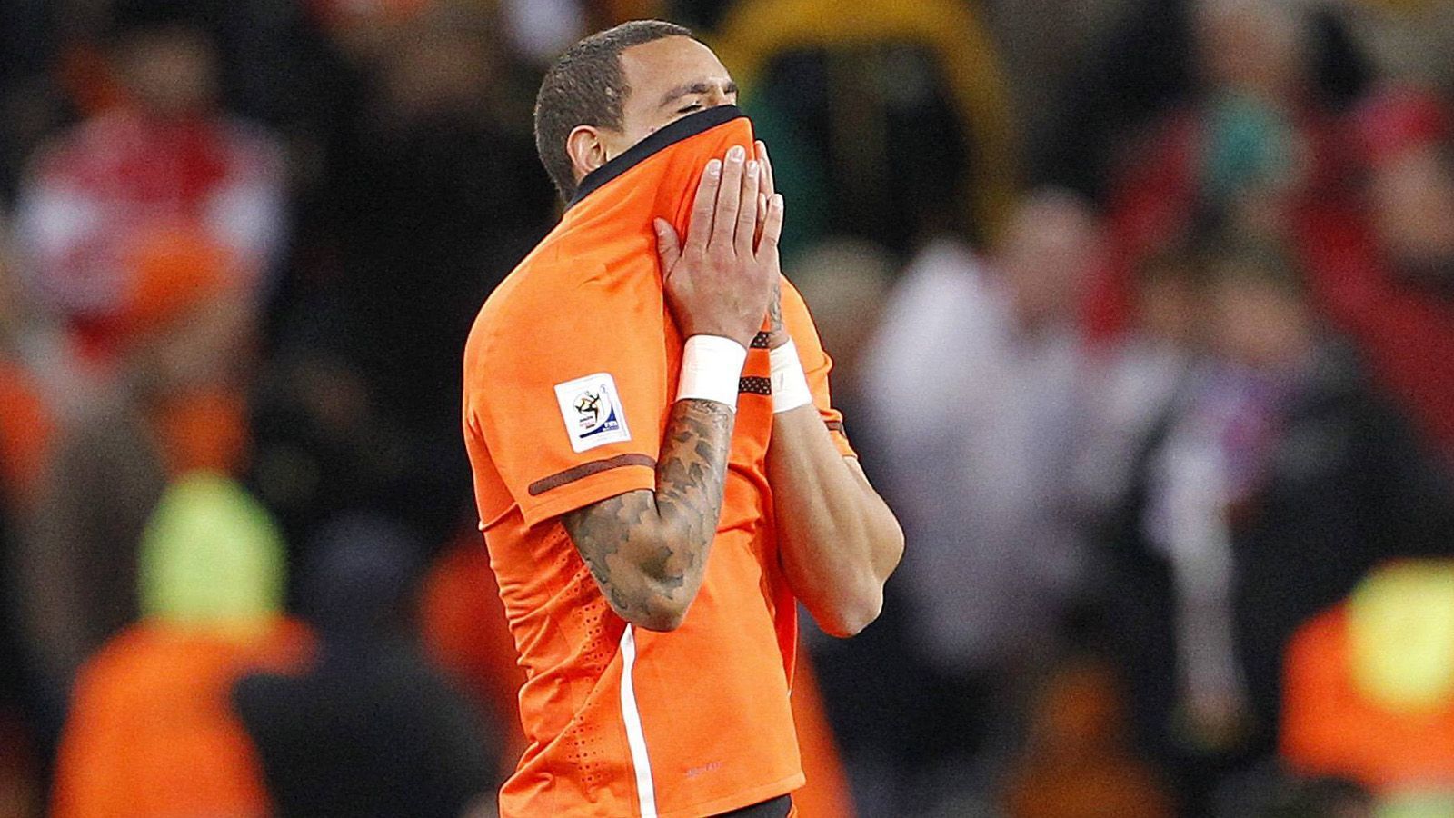 
                <strong>Toronto löst Vertrag mit van der Wiel auf </strong><br>
                Vor gut zehn Jahren weckte der Niederländer Gregory van der Wiel Begehrlichkeiten bei vielen großen Klubs in Europa. Seine offensive Durchschlagskraft imponierte auch dem FC Bayern, immer wieder gab es Gerüchte um einen Wechsel zum Rekordmeister. Die Karriere verlief bekanntlich ohne ein Engagement in München, inzwischen steht der einstige Nationalspieler der Niederlande ohne Verein da. Nach Streitigkeiten mit dem Trainerteam bei Toronto im Januar war van der Wiel bereits suspendiert worden, seit Ende März ist das Kapitel Toronto FC für den inzwischen 31-Jährigen endgültig beendet. Die Kanadier entschieden sich zu einer Vertragsauflösung. ran.de zeigt den Karriere-Sinkflug des einstigen Shooting-Stars.
              