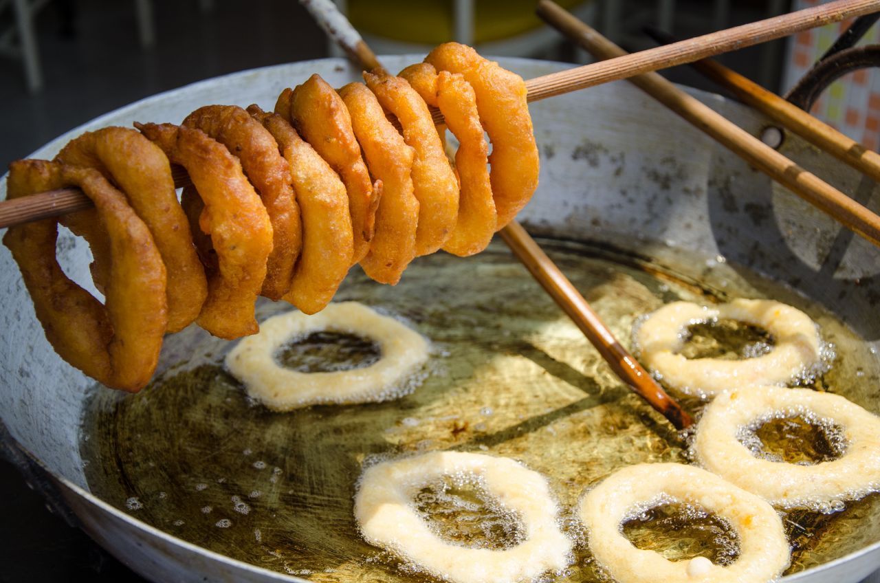 Picarones sind Kürbis-Süßkartoffel-Ringe aus Peru, die etwas an Donuts erinnern. Traditionell werden sie mit einem honigähnlichen Sirup gegessen.