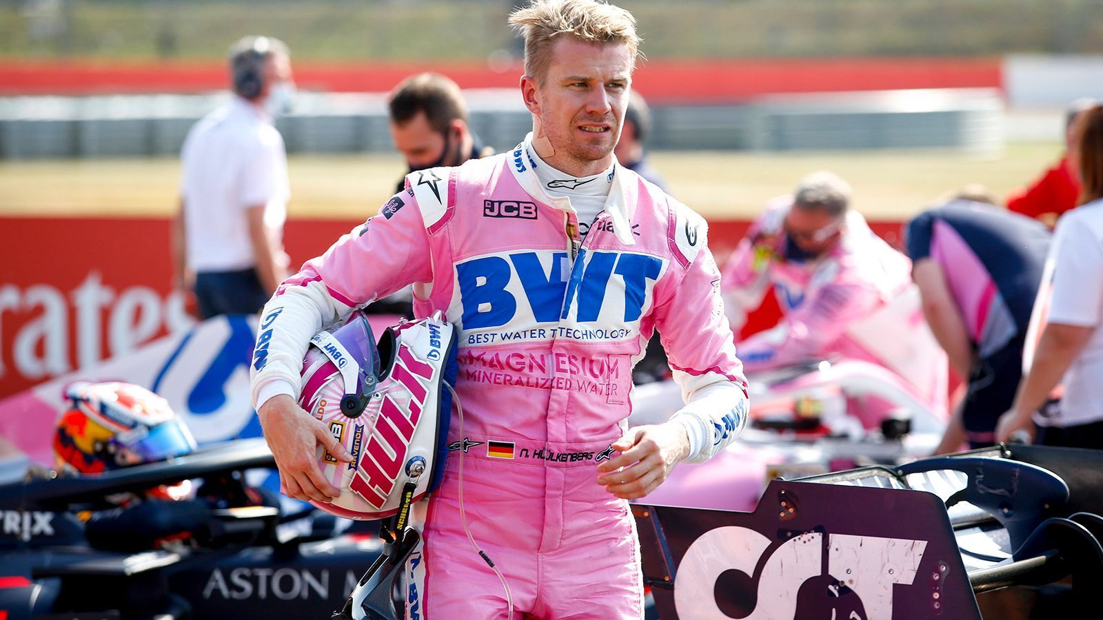 
                <strong>GEWINNER: Nico Hülkenberg</strong><br>
                Bei seinem Comeback (sprang für den Corona-Erkrankten Sergio Perez ein) am letzten Wochenende wurde ihm der Start aufgrund von Motorproblemen nicht gewährt, nun startete "Hulk" wieder richtig durch. Im Qualifying flog der Deutsche im Racing Point völlig überraschend auf Startplatz drei. Beim trotz der Umstände ordentlichen Start verlor er einen Platz an Verstappen, wurde dann auch von Leclerc kassiert. Ein Reifenproblem kurz vor Ende zwang ihn zu einem zusätzlichen Stop, daher reichte es am Ende "nur" zu Platz sieben. Dennoch hat sich der 32-Jährige für ein Cockpit in der neuen Saison beworben - mit Nachdruck!
              