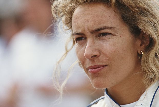 
                <strong>Giovanna Amati</strong><br>
                Die Italienerin Giovanna Amati war bis zum Rennen in Silverstone 2014 die letzte Frau, die für ein Formel-1-Rennen gemeldet hat. Es hat satte 22 Jahre gedauert, bis jetzt mit Susie Wolff die nächste Pilotin bei einem Rennwochenende ans Steuer darf.
              