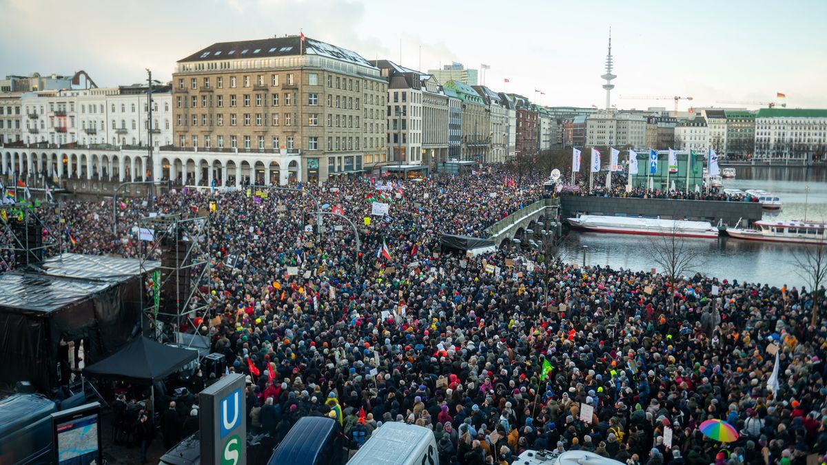 Hamburg: Der Jungfernstieg und die anliegenden Bereiche sind mit Demonstranten gefüllt.