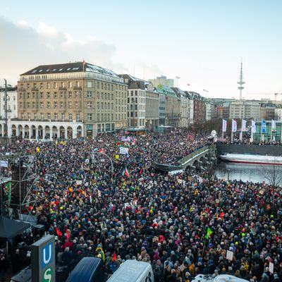 Hamburg: Der Jungfernstieg und die anliegenden Bereiche sind mit Demonstranten gefüllt.