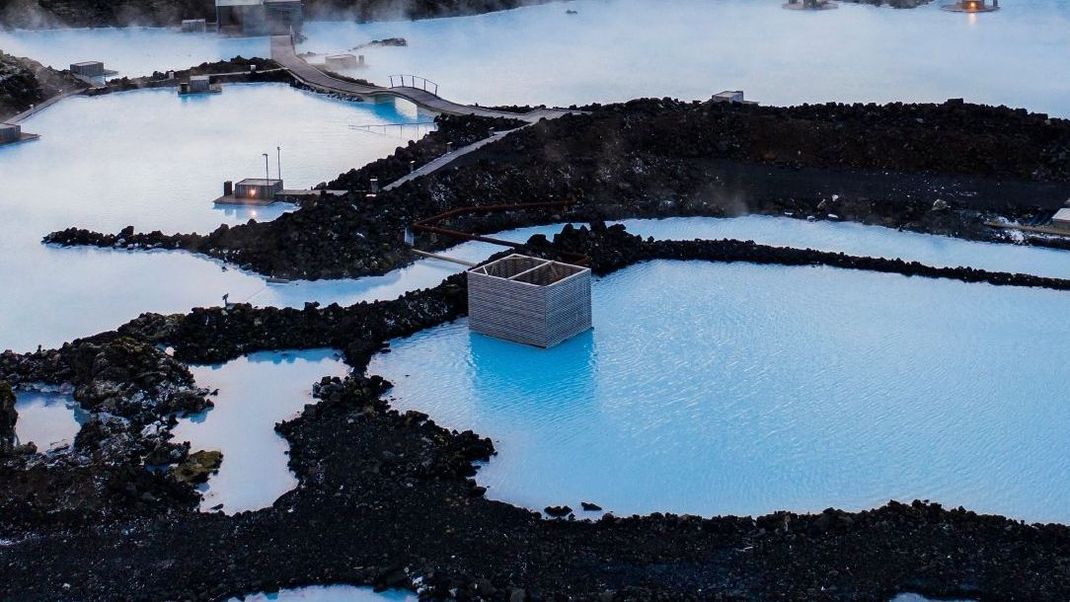 Aufgrund einer anhaltenden Erdbebenserie auf Island wird ein Vulkanausbruch befürchtet: Jetzt wurde vorsorglich die "Blaue Lagune" geschlossen.