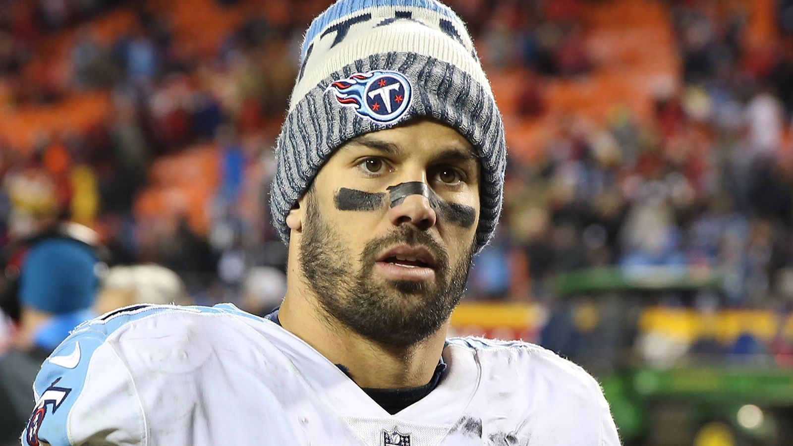 
                <strong>Eric Decker</strong><br>
                Gemeinsam mit dem mittlerweile verstorbenen Demaryius Thomas bildete Eric Decker bei den Denver Broncos in den frühen 2010er Jahren eines der besten Receiver-Duos der NFL. Nach zwei starken Spielzeiten bei den New York Jets, aber auch einer verletzungsgeplagten dritten Saison, wechselte der damals 30-Jährige 2017 zu den Tennessee Titans. Tight End Jonnu Smith gab sogar seine Rückennummer 87 auf, damit Decker mit dieser auflaufen konnte. Die Saison resultierte in 16 Einsätzen mit 563 Yards und einem Touchdown. Enttäuschend. Es sollten die letzten NFL-Spiele in der Karriere des Eric Decker gewesen sein.
              