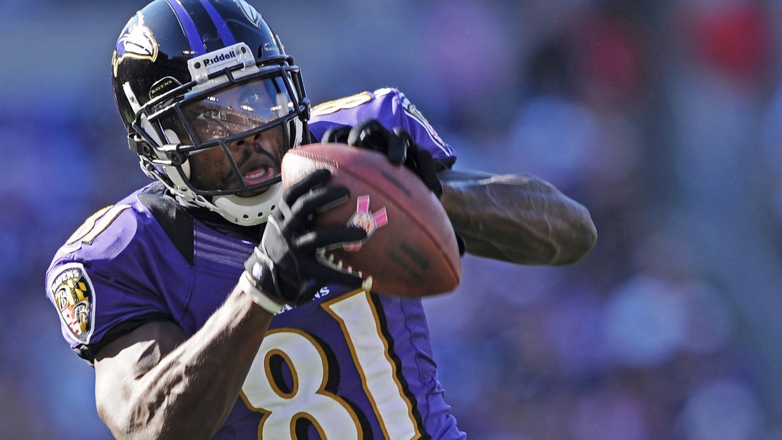 
                <strong>Baltimore Ravens - Anquan Boldin</strong><br>
                "Ein Trade, der oft als einer der schlechtesten in der Geschichte der Baltimore Ravens angesehen wird, ist der Trade von Wide Receiver Anquan Boldin im Jahr 2013. Die Ravens tradeten Boldin an die San Francisco 49ers für einen Sechstrunden-Draftpick. Boldin war ein wichtiger Bestandteil des Super Bowl-Gewinns der Ravens in der Saison 2012 und hatte eine starke Verbindung zu Quarterback Joe Flacco. Sein Abgang wurde von Fans und Experten als Rückschlag für die Offense der Ravens angesehen. Der Trade wurde als schlecht angesehen, da die Ravens Boldin für einen vergleichsweise niedrigen Gegenwert abgaben. Boldin spielte nach dem Trade noch mehrere erfolgreiche Spielzeiten bei den 49ers und zeigte weiterhin sein Können als Wide Receiver. Die Ravens hatten Schwierigkeiten, seine Produktivität in der Offense zu ersetzen und den Verlust auszugleichen."
              