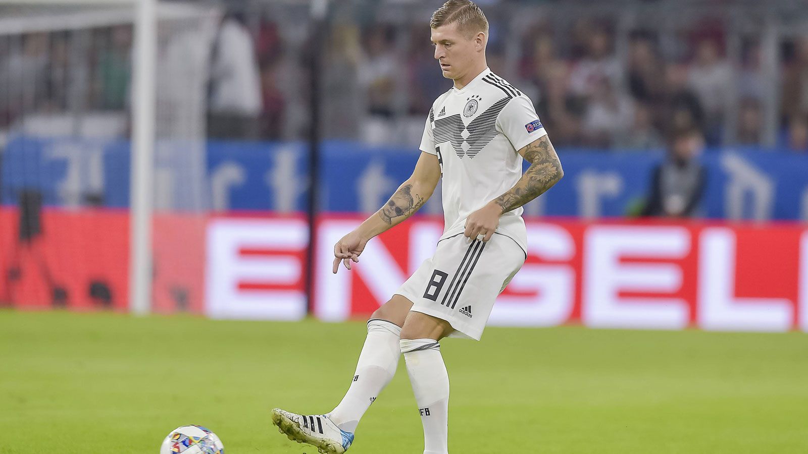 
                <strong>Toni Kroos</strong><br>
                Bringt die Ordnung und die Strukur ins deutsche Spiel. Das ist vor allem auf Sicherheit angelegt. Ohne das große Risiko, dafür hin und wieder mit sehenswerten Pässen in die Spitze oder Seitenwechseln, die das Spiel öffnen. Die entscheidenden Aktionen landet aber auch er nicht. ran-Note: 3
              