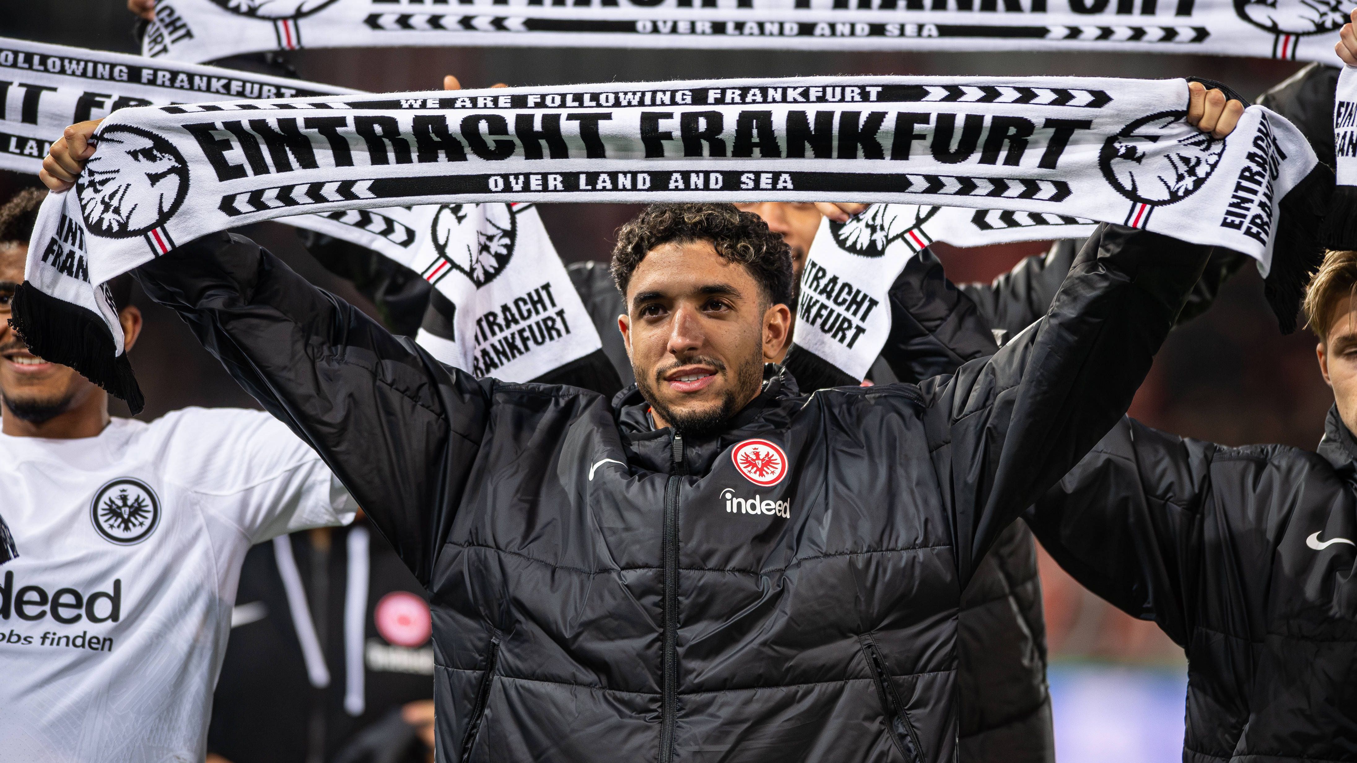 <strong>Omar Marmoush</strong><br>...wohl auch kaum zu verwirklichen. Eintracht Frankfurt hat einen Wintertransfer ausgeschlossen, zudem wäre der 25-Jährige wohl ziemlich kostspielig. Zahlreiche Premier-League-Vereine sollen Interesse an Marmoush haben, was den Preis für den Stürmer in die Höhe treiben wird. Dazu kommt die Frage, ob Marmoush als Hochgeschwindigkeits-Stürmer überhaupt zum Spiel der Bayern passen würde.