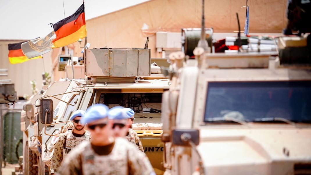 Die Deutschlandfahne und die Flagge der Vereinten Nationen in Mali. 