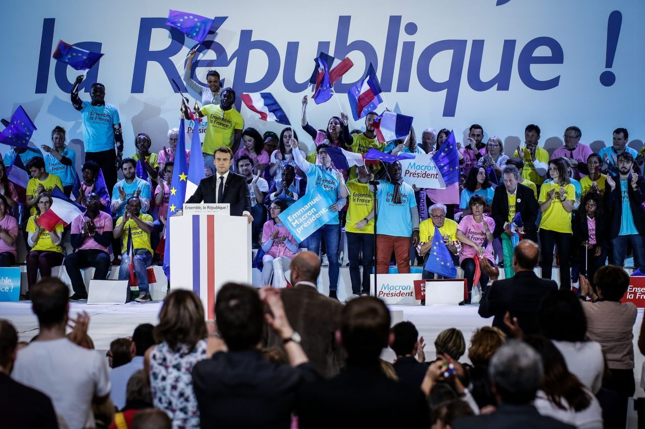 2016 gründete Emmanuel Macron die Partei "La République En Marche" (LREM) und kündigte seine Präsidentschafts-Kandidatur an. Um sich voll und ganz auf den Wahlkampf zu konzentrieren, trat er von seinem Amt als Wirtschaftsminister zurück.