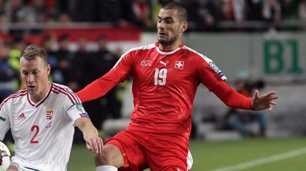 
                <strong>Eren Derdiyok</strong><br>
                Eren Derdiyok: Beim 3:2-Sieg der Schweizer gegen Ungarn war der frühere Bundesliga-Stürmer noch als Joker mit dabei und bereitete den Siegestreffer von Herthas Valentin Stocker vor. Doch dabei zog sich Angreifer Derdiyok eine Adduktorenverletzung zu. Somit fehlte er beim späteren, hart erkämpften 2:1-Sieg der Eidgenossen in Andorra.
              