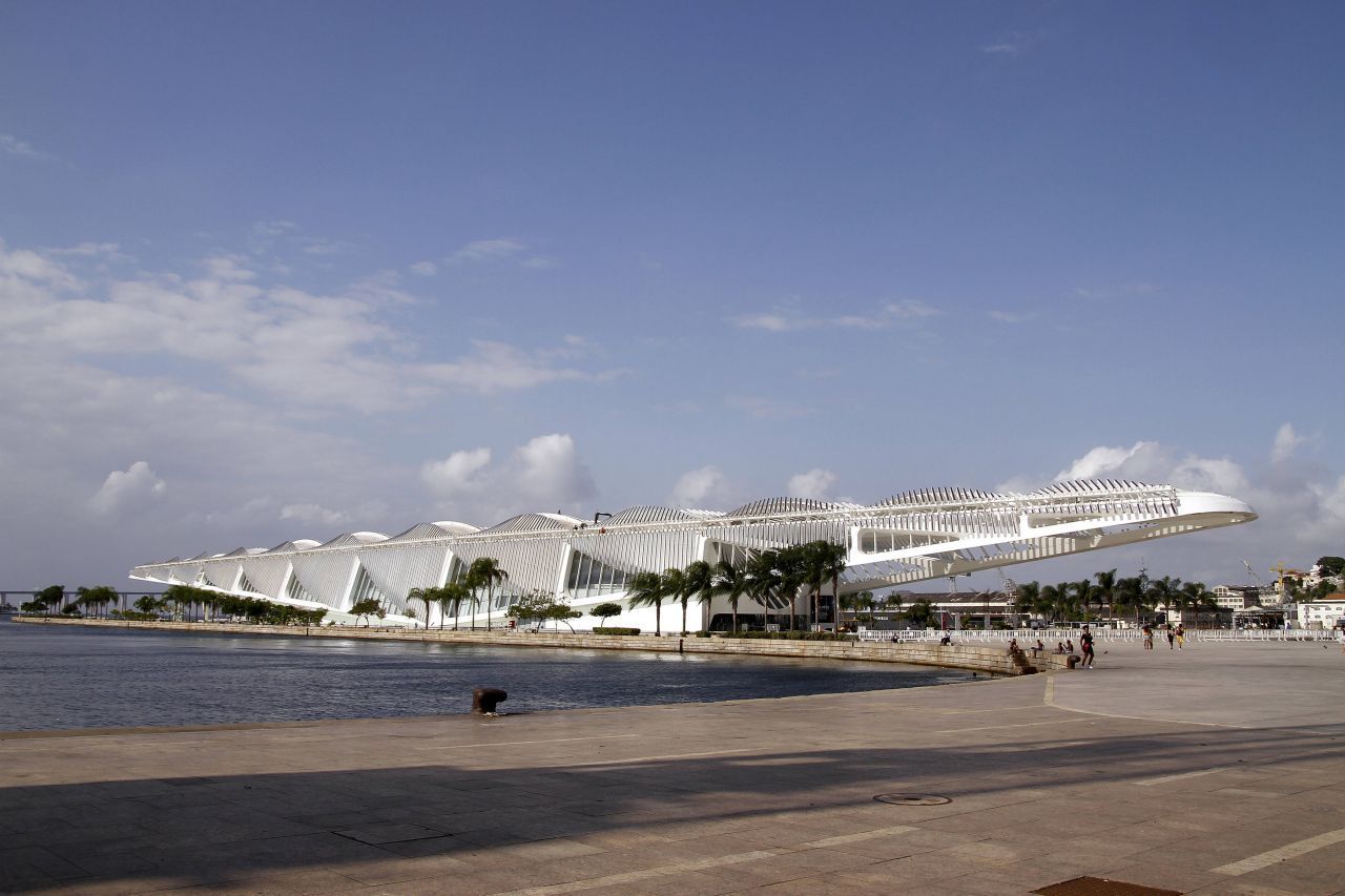 Das Museum of Tomorrow (Museu do Amanhã) am Hafen beschäftigt sich (interaktiv) mit der Welt von morgen - vor allem mit Ökologie, Nachhaltigkeit und der Zukunft unseres Planeten. Das Gebäude selbst geht mit bestem Beispiel voran: Seine Energie gewinnt es mittels beweglicher Solarzellen-Flügel auf dem Dach. Entworfen hat es der spanische Star-Architekt Santiago Calatrava.