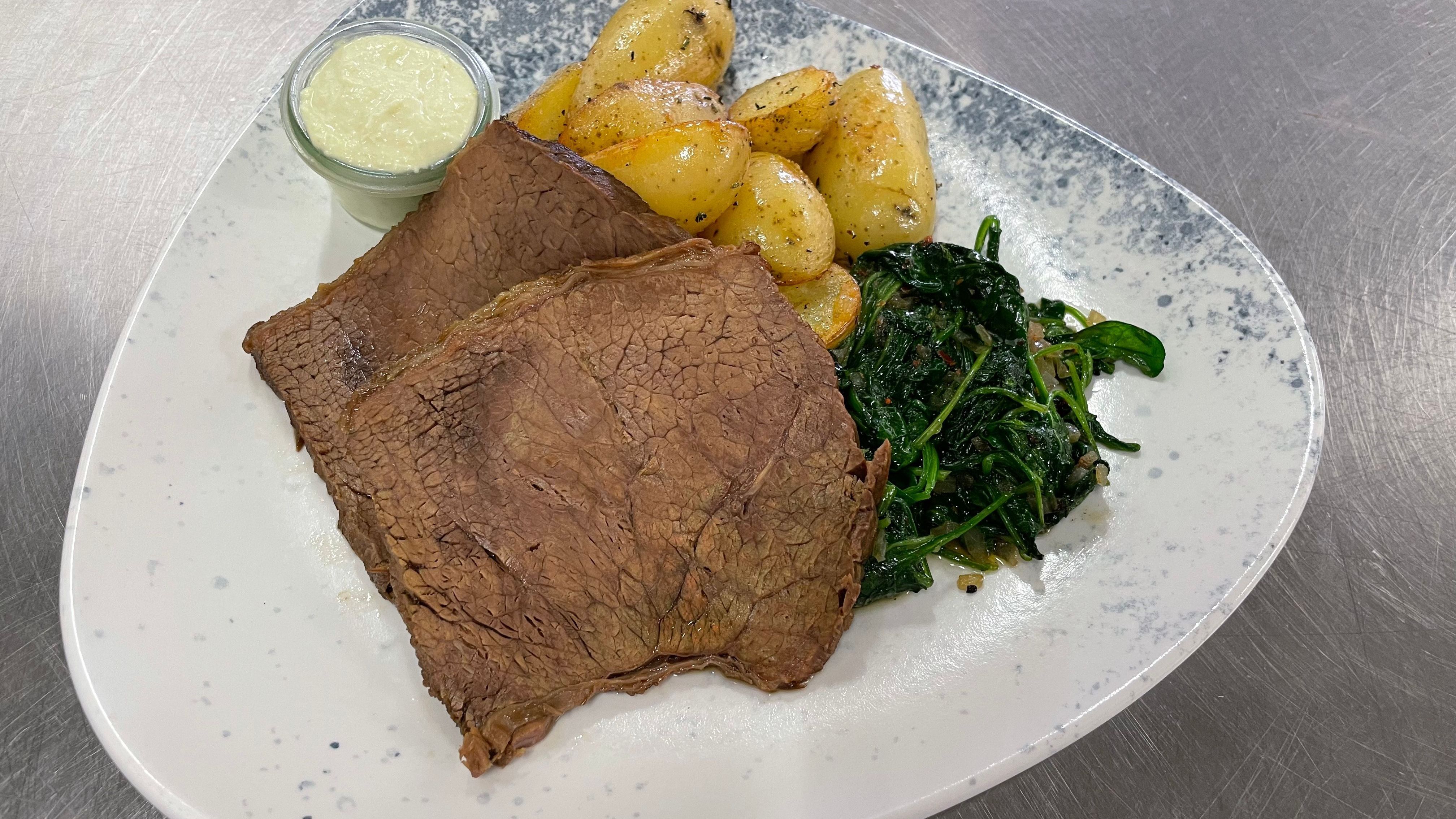 Tafelspitz mit Meerrettich-Wasabi-Dip, Chili-Spinat und Frühkartoffeln