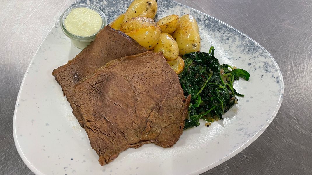 Tafelspitz mit Meerrettich-Wasabi-Dip, Chili-Spinat und Frühkartoffeln
