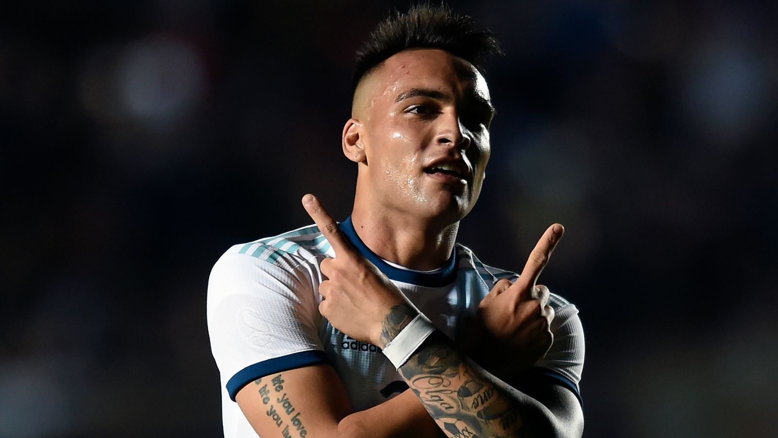 
                <strong>Lautaro Martinez (Argentinien)</strong><br>
                Beim anderen Mailänder Klub, nämlich Inter, spielte zuletzt mit dem argentinischen Copa-America-Teilnehmer Lautaro Martinez ebenfalls ein verheißungsvolles Talent. Der 21 Jahre alte Stürmer kam in seiner ersten Saison in Europa zu 35 Pflichtspiel-Einsätzen für Inter und konnte dabei neun Tore für sich verbuchen. Rechtzeitig vor dem Startschuss zur Copa America, präsentierte sich Martinez nun auch in der argentinischen Nationalmannschaft in Torlaune. Beim 5:1-Erfolg gegen Nicaragua traf der Gaucho-Stürmer doppelt und kann somit mit einer tollen Länderspiel-Bilanz aufwarten: sieben Einsätze, vier Tore. Für einen Stammplatz könnte es aber zunächst wohl noch nicht reichen, weil Sergio Agüero gesetzt sein dürfte.
              